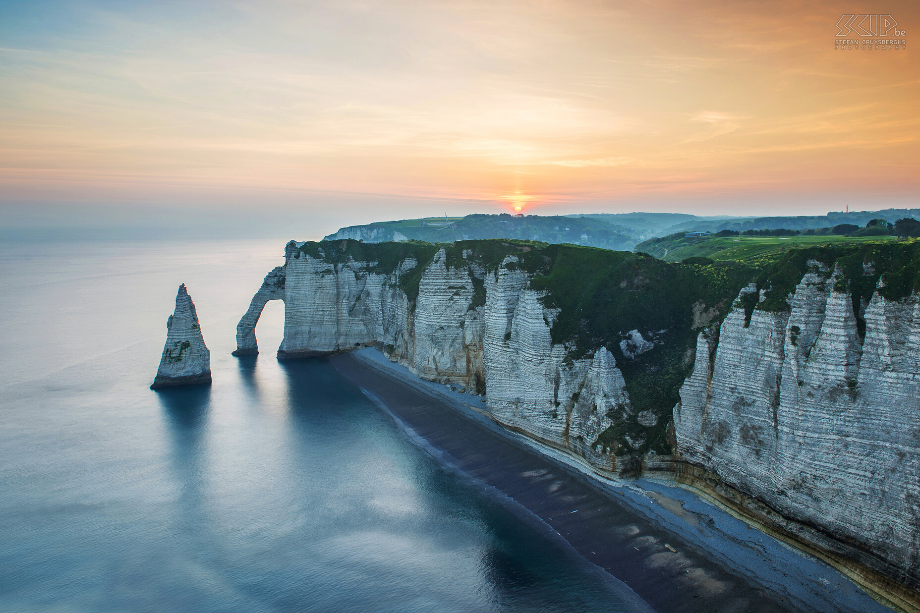 Normandië - Zonsopgang Étretat Zonsopgang bij de hoge witte kliffen van Étretat in Normandië met de Porte d'Aval boog en de spitse 'naald'. Stefan Cruysberghs